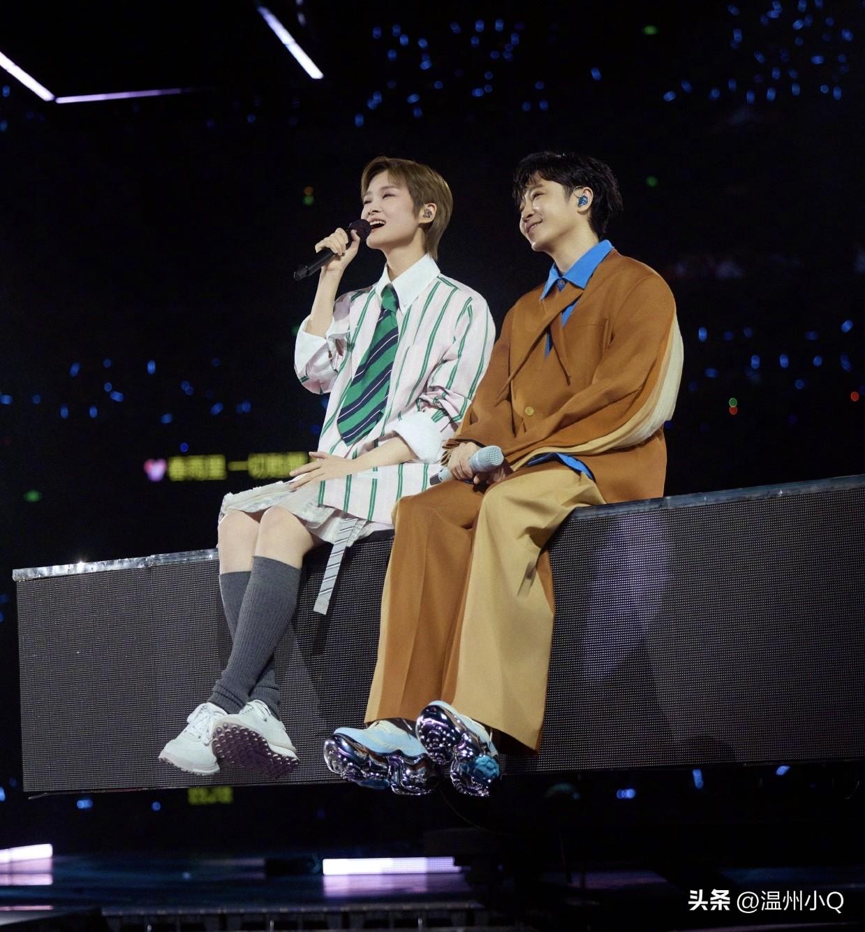 李宇春演唱会邀请了吴青峰做演唱嘉宾，吴青峰的鞋子是亮点，又能增高又酷炫闪亮。