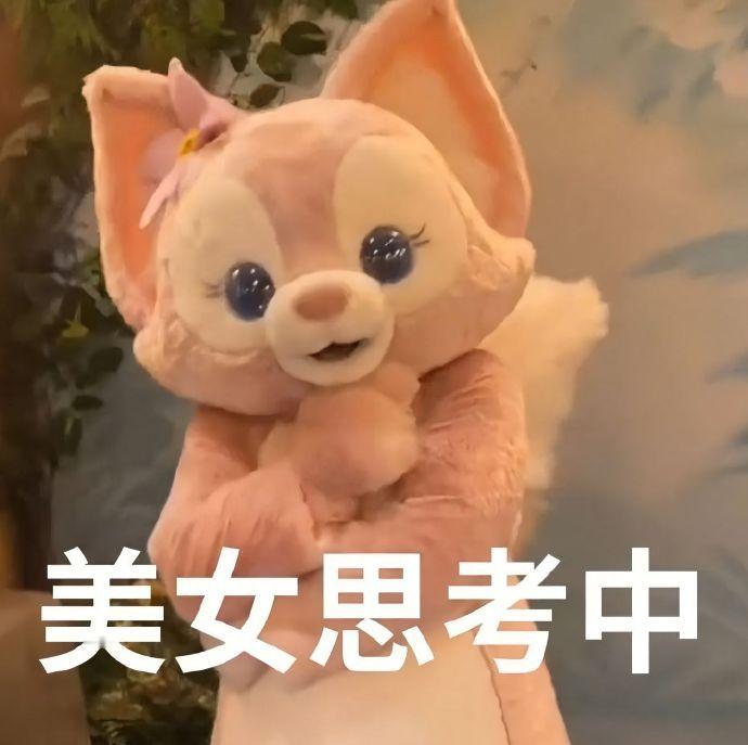 随手拍的照片可以挂上大屏,艺术门槛早被技术踏平了。地铁口卖红薯的大爷构图比美院作