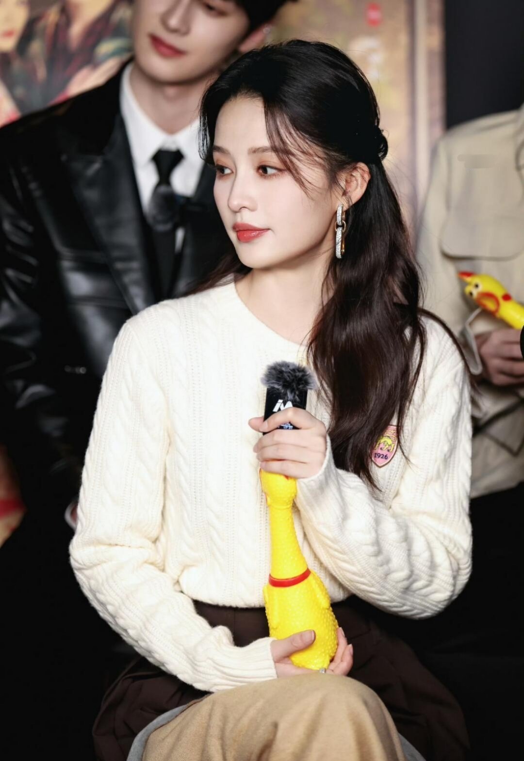 李沁造型师上热搜后立马换衣服了这个风格更适合沁姐，喜欢这一套[可怜]好温柔的样子