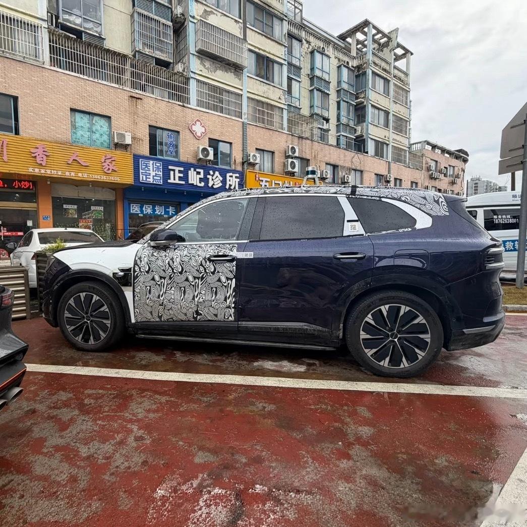 极氪8X又有新的轮毂了感觉会是更入门的版本 (更新:网友指正，本来就有)还真没见