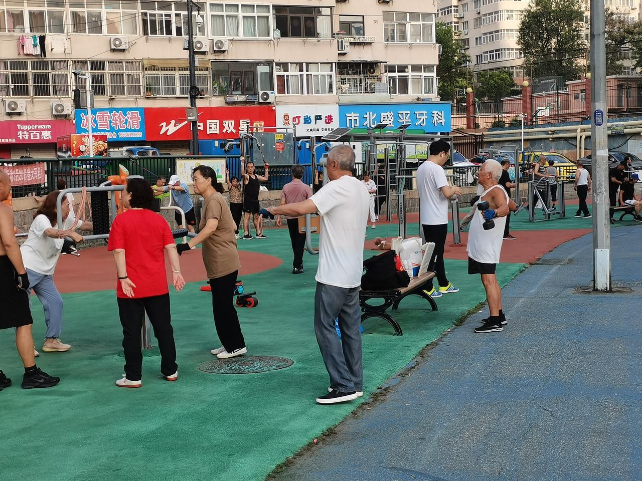 家离市北区北仲路体育街只有一里的路，但一般也不去体育街活动。今早感觉天气凉爽，于