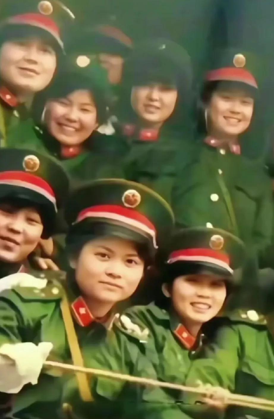 这是一群白衣天使奔赴南疆前线登上绿皮车时的留影！
她们青春靓丽，明知前线枪林弹雨