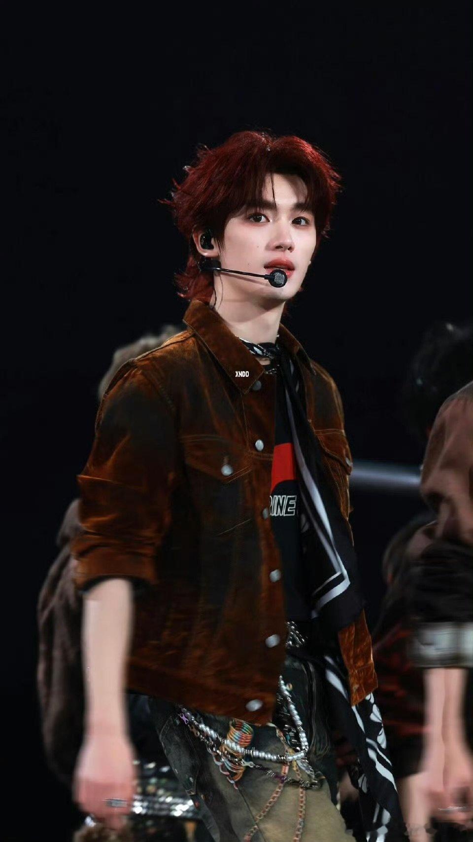 丁程鑫被何炅拿捏了 你好星期六你好星期六欢乐互动不断，前辈与弟弟的趣味相处，轻松