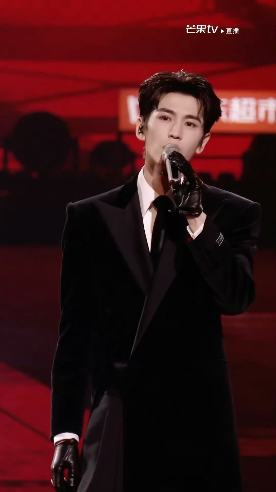 张凌赫在湖南卫视跨年好帅湖南卫视跨年演唱会190cm挺拔黑装杀疯了！张凌赫微胡茬