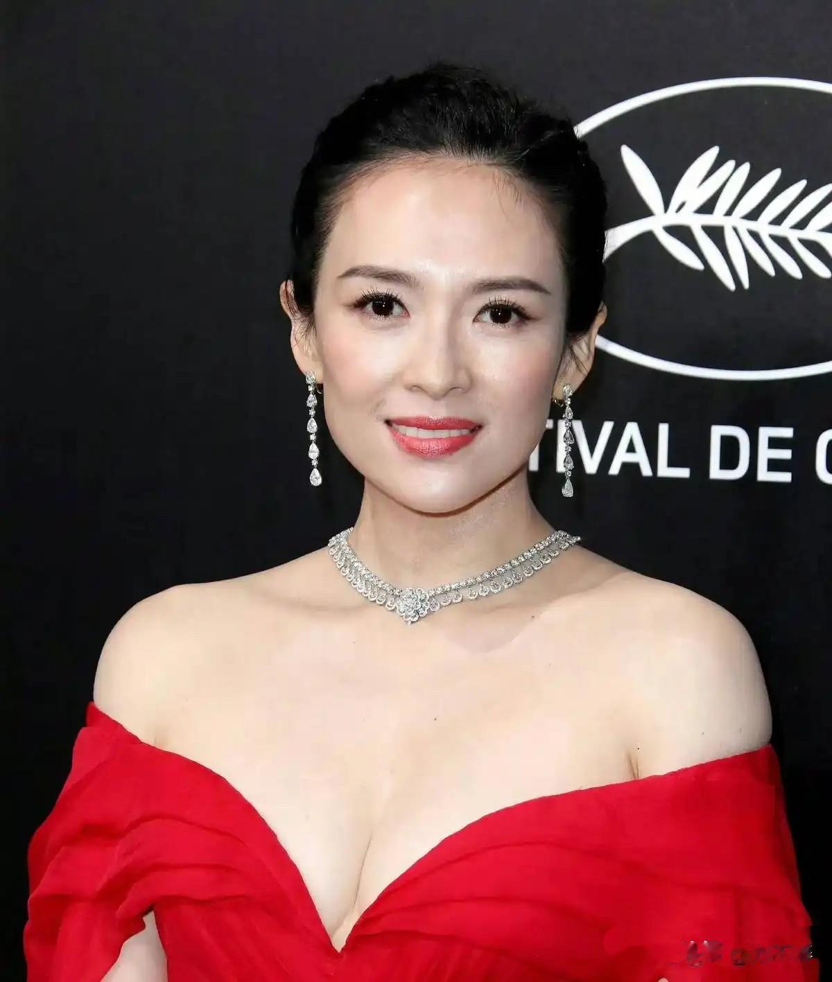 必须力挺陈璇！
作为一个优秀主持人，
她学识渊博、专业能力出众，
拥有优秀的英文