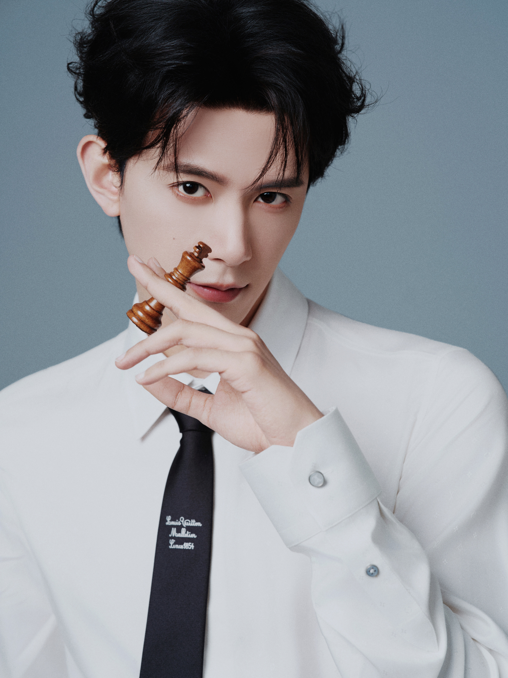 邓凯身穿LV 2027春夏男士正装系列亮相杭州LV高珠活动，简约修身的LV黑色套