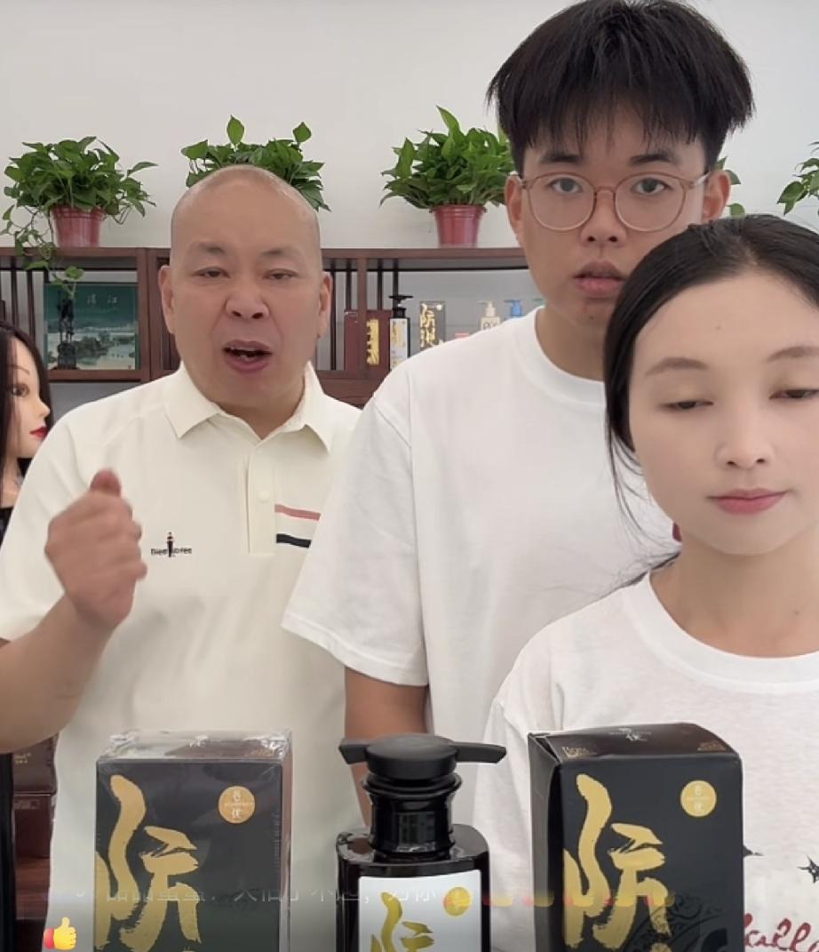 厉爸在温州开直播带货了，这次直播金牌翻译和他的女朋友也出现在直播间，三水大厉厉嫂