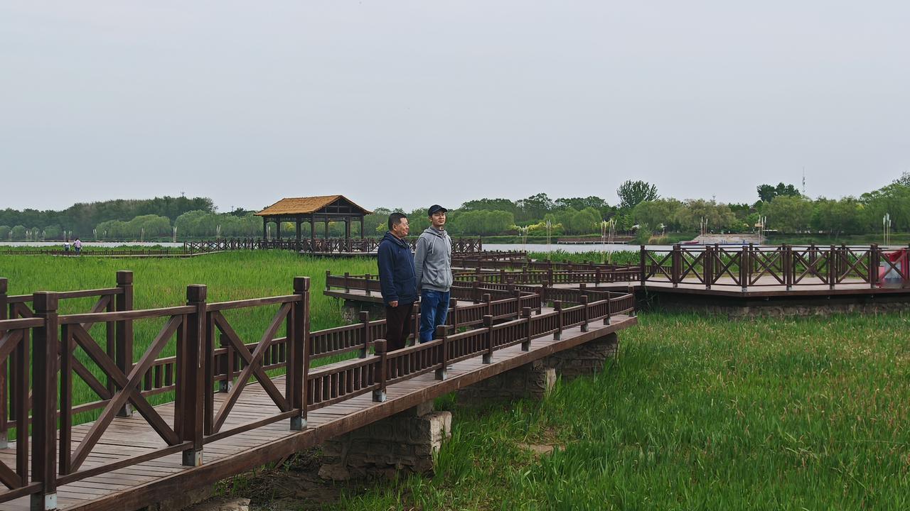 此时，正行走在北京大运河公园。早晨天有点阴 ，风也稍大，但兴致不减。主要这里的景