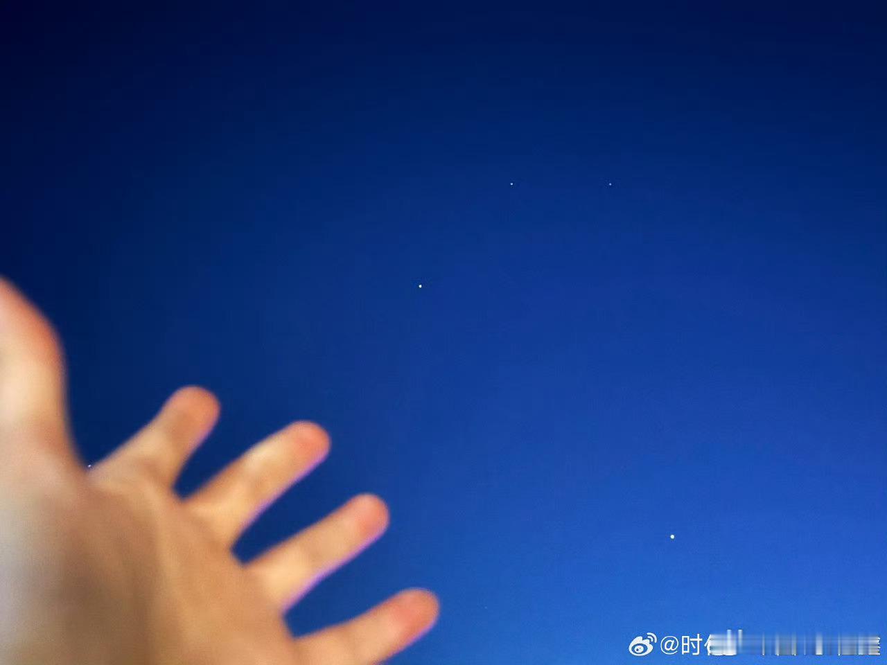 丁程鑫伸手抓星星丁程鑫伸手抓星光 丁程鑫伸手抓星星，好浪漫啊 