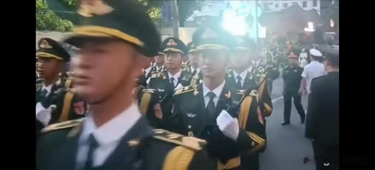 齐步走虽然说很整齐，但是缺乏阳刚之气，难道不能再改回原来的齐步走姿态吗？