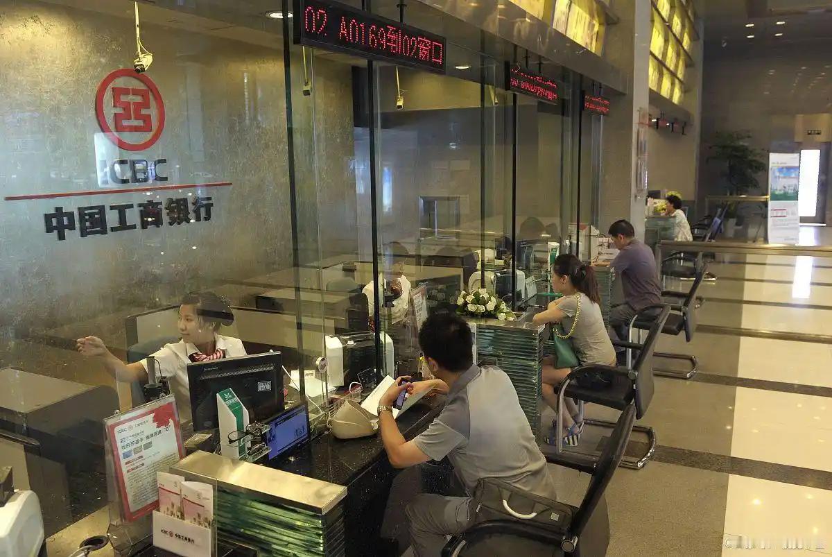 2026 年退休职工养老金还会调整吗？存款利率下行里，小银行突然“加码”揽储：2