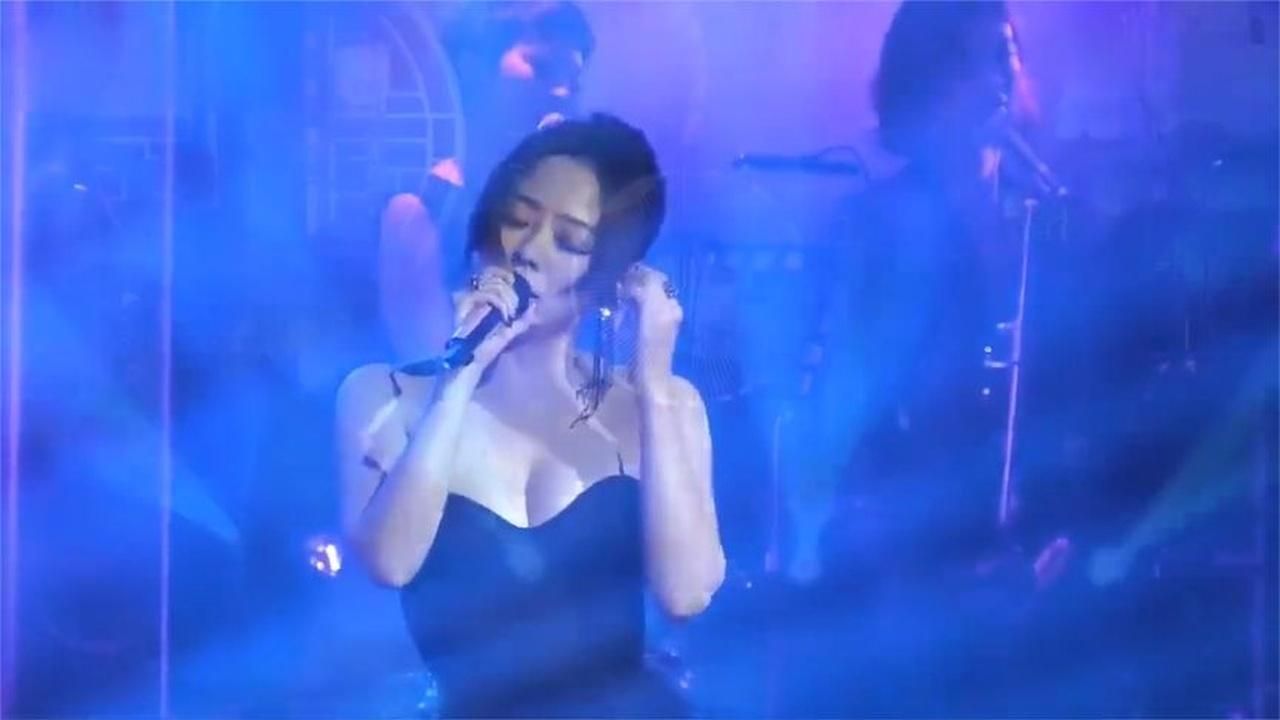 张靓颖身材到底有多好？看这演唱会，眼睛都挪不开了丨演唱
