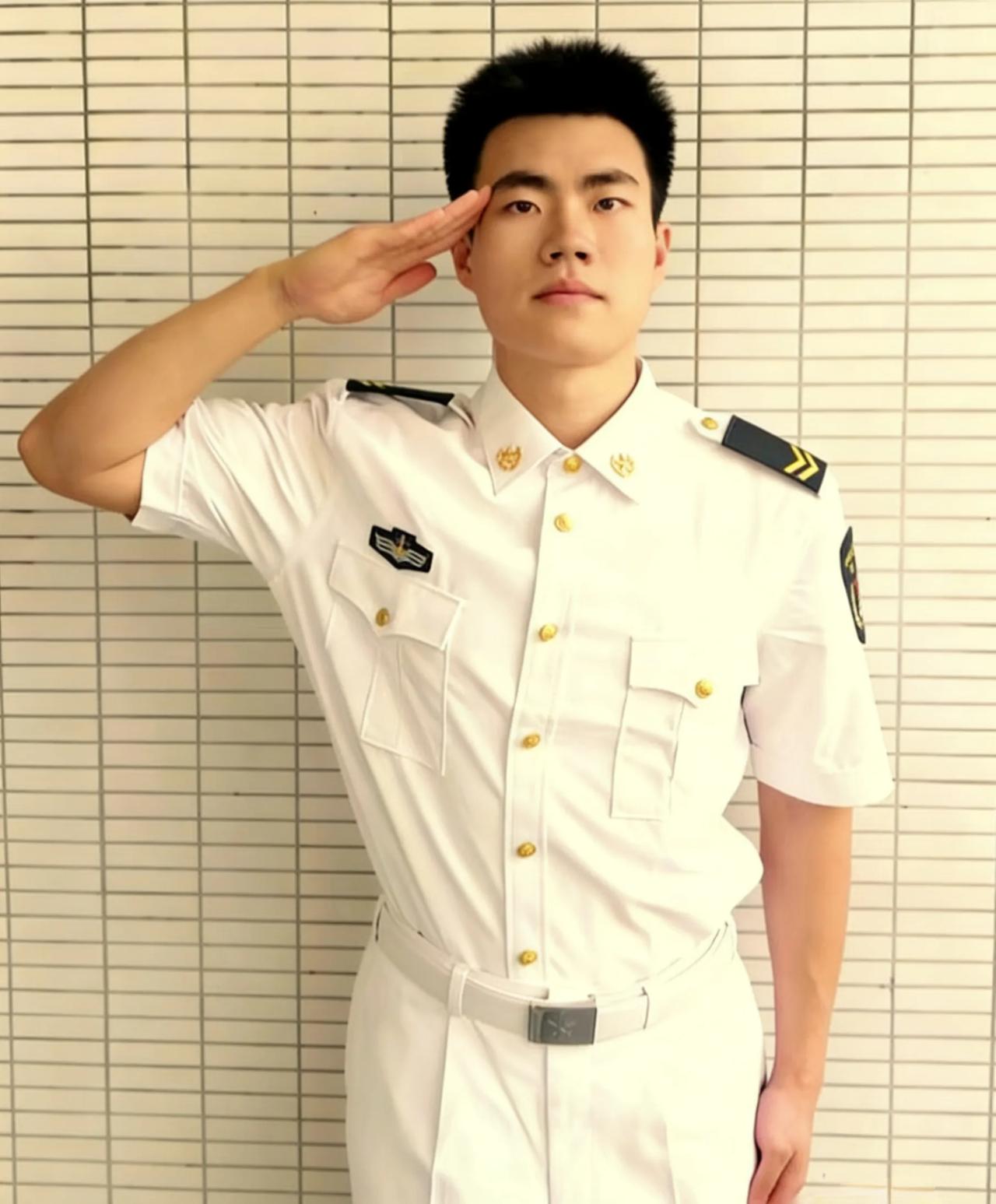 平凡之躯，敢为凡人挡死神
 总有人觉得英雄要身披铠甲、万众瞩目，可真正让人破防的