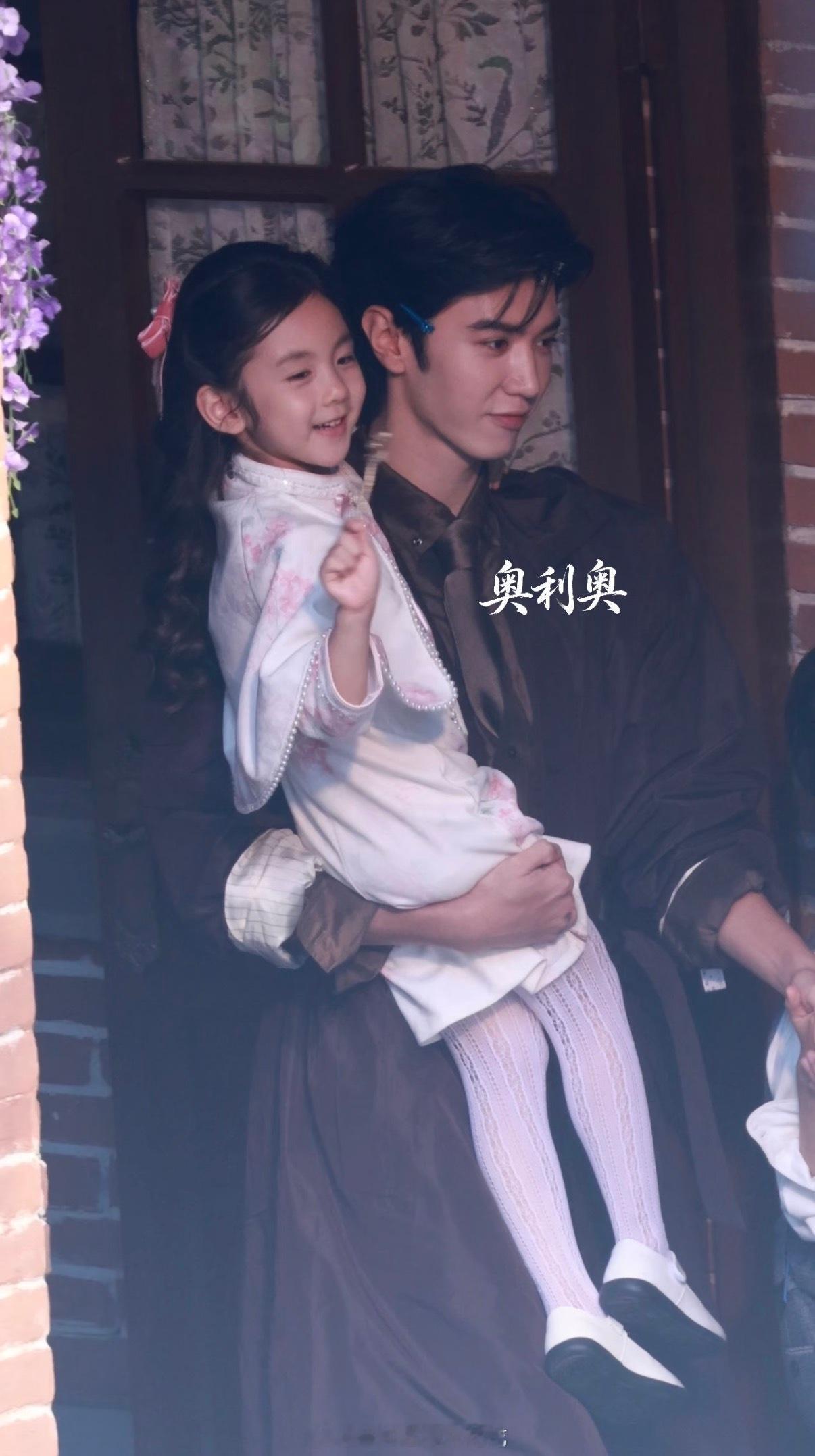 陈哲远一手抱着一手牵着陈哲远敖炽儿女双全 完全daddy