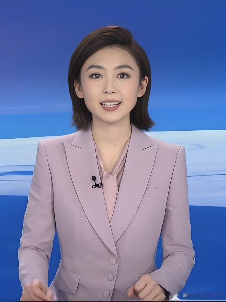 央视新生代主播王宇彤，播报稳重大气，私下暖心照料福利院孩童，柔肩担热忱，在镜头内