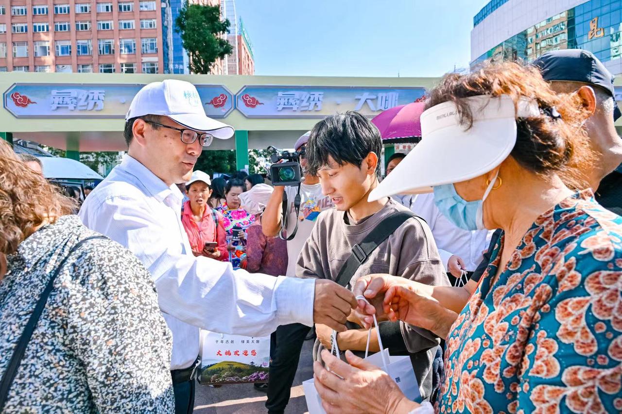 【核桃熟了！云南大姚开启一个月的“核桃节”狂欢】
金秋九月，“中国核桃之乡”——