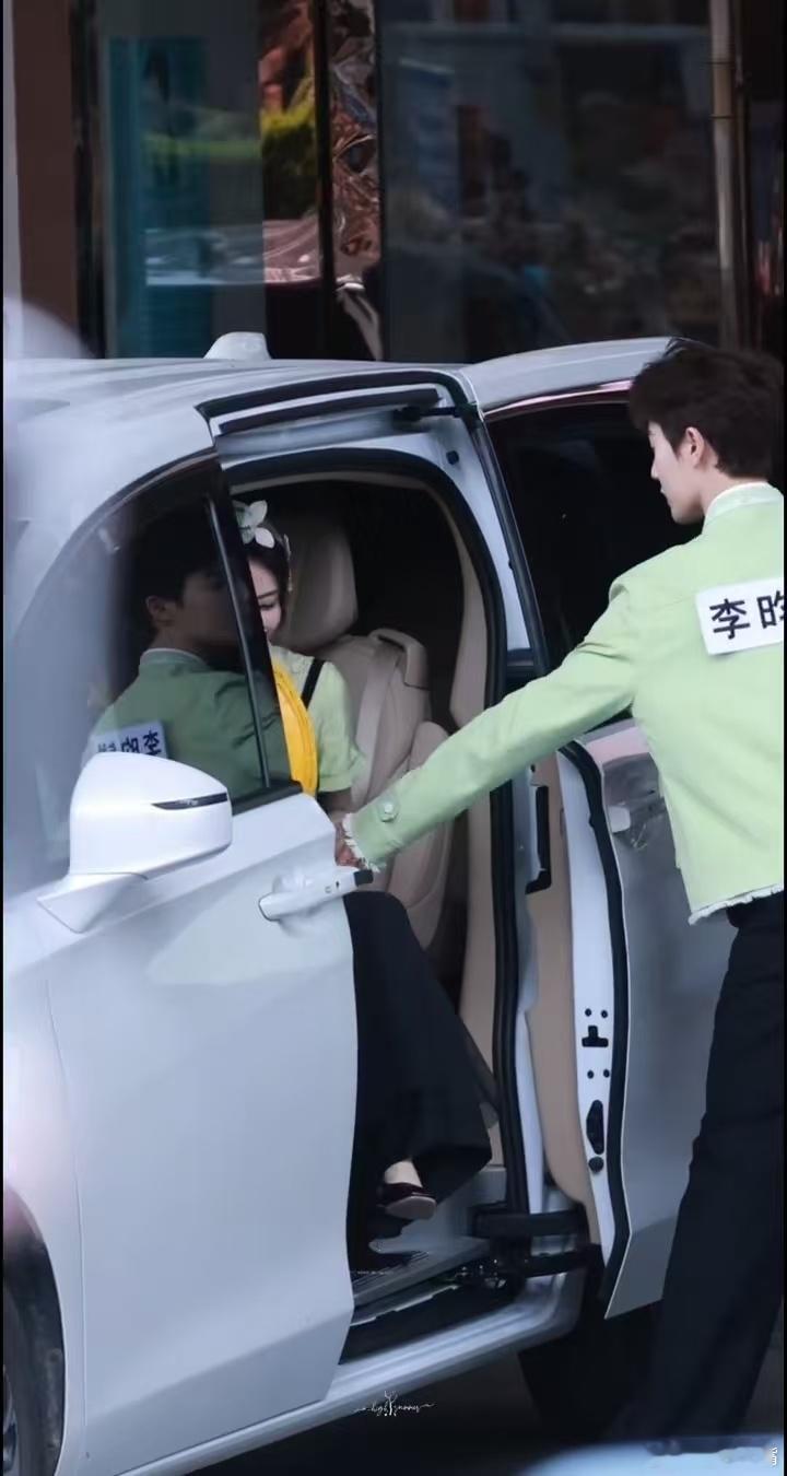 李昀锐白鹿好甜谁懂啊！李昀锐白鹿奔跑吧路透清新又明媚，同框画面养眼又有氛围感，少