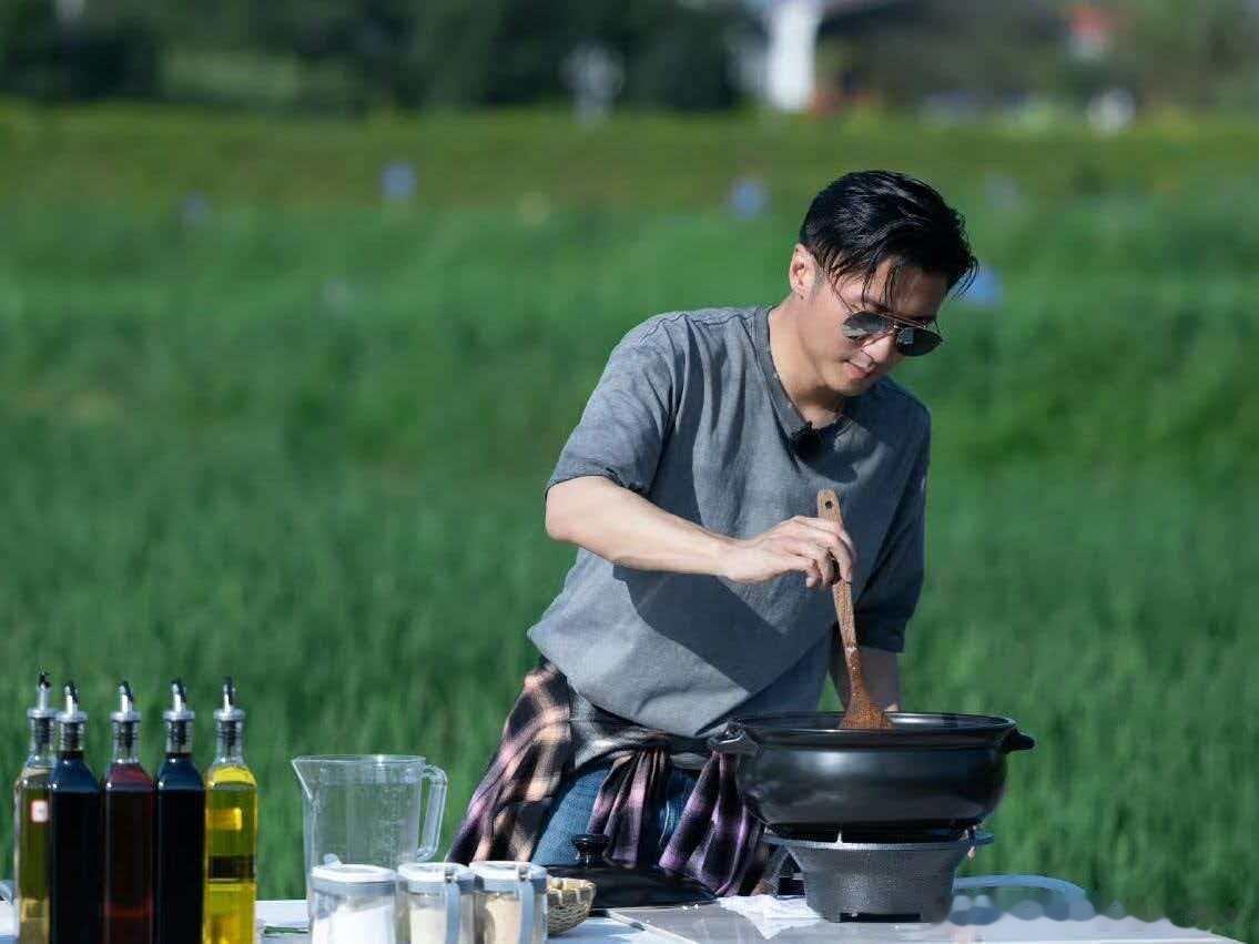 谢霆锋说音乐和美食是互通的 霆锋把美食称作艺术，直言音乐与美食相通！创作和烹饪都