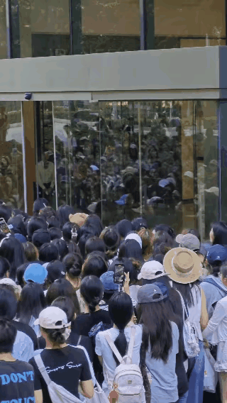 疯狂！难道张凌赫送粉底液吗？南宁万象城，张凌赫粉丝见面会现场。 😂 
