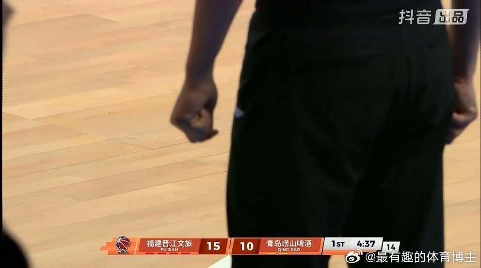 福建下大雨球馆打着打着比赛漏雨了