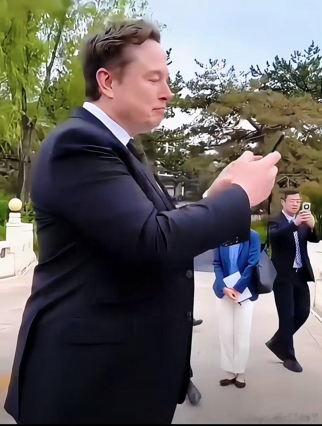 马斯克回复360度转圈拍人民大会堂当日特朗普访华代表团参加北京人民大会堂东门外广