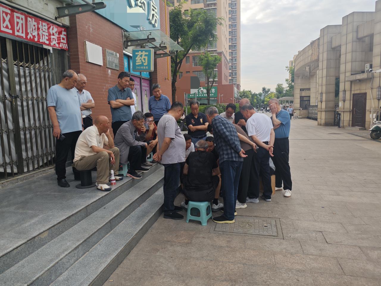 小区象棋摊

小区东门内有一个象棋摊，每天下午都会有许多老人聚在这里，围着象棋摊
