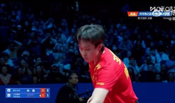 向鹏吃了4个发球，拧丢了7个，
第一局王楚钦11-7先胜向鹏！
这是2025年乒