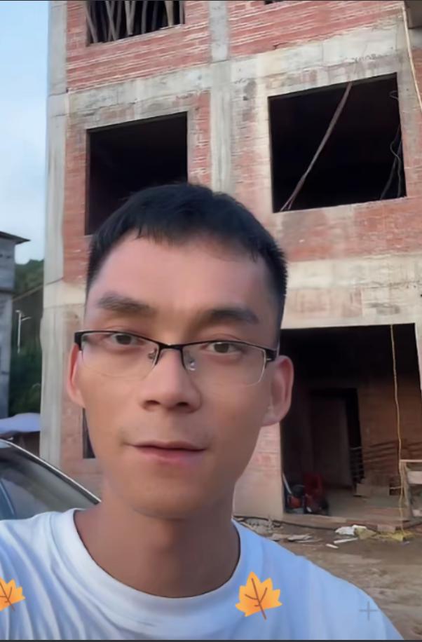 33万买不来一声“谢谢”

他带大家参观新建好的三层自建房，一层三层归自己，二层