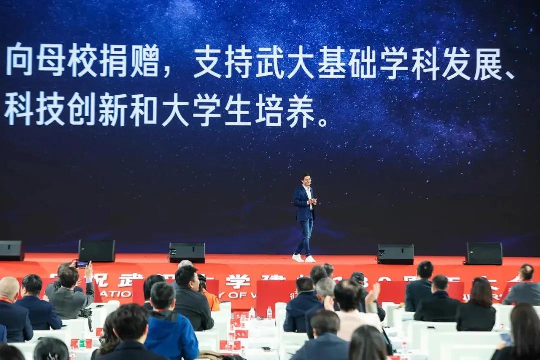 #雷军称捐款是为了让中国出现更多的华为# 【雷军回应小米没有核心技术、被称组装厂