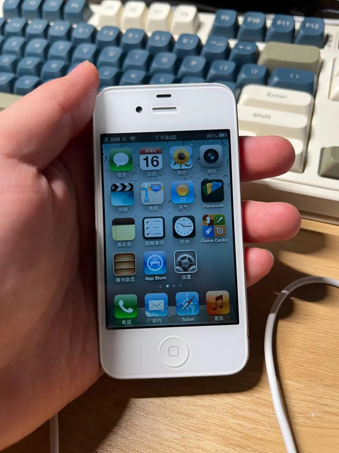 还记得第一次拥有智能手机的心情吗？ iPhone4s最近很火，我家里也...