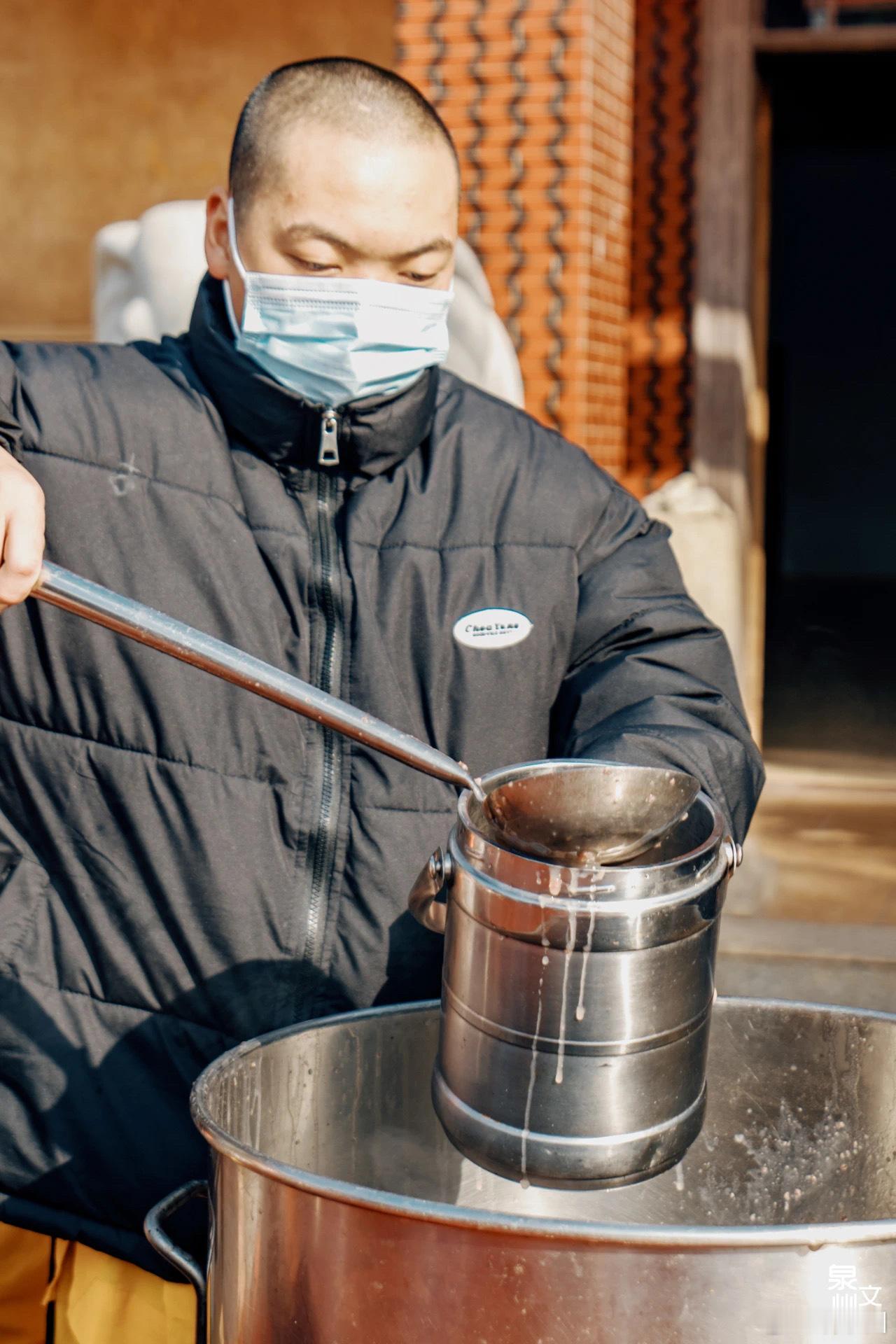 泉州的腊八节浓浓烟火气 腊八粥又称福寿粥或福慧粥内里“五味俱全”寓意吉利一碗腊八