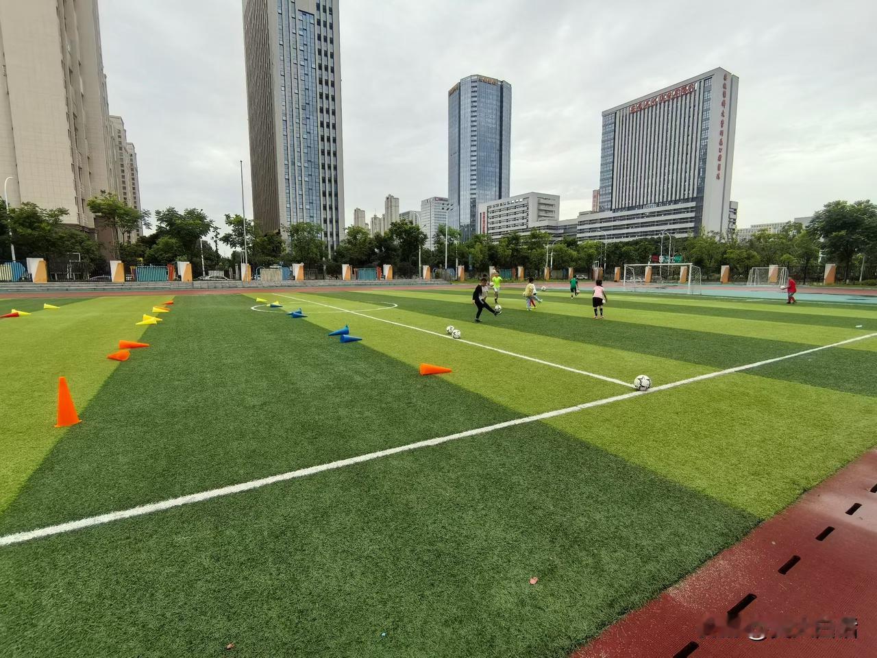 你是什么样的人，就会有什么样的选择，所以，无论任何时候，都不要选择怨天尤人。第一