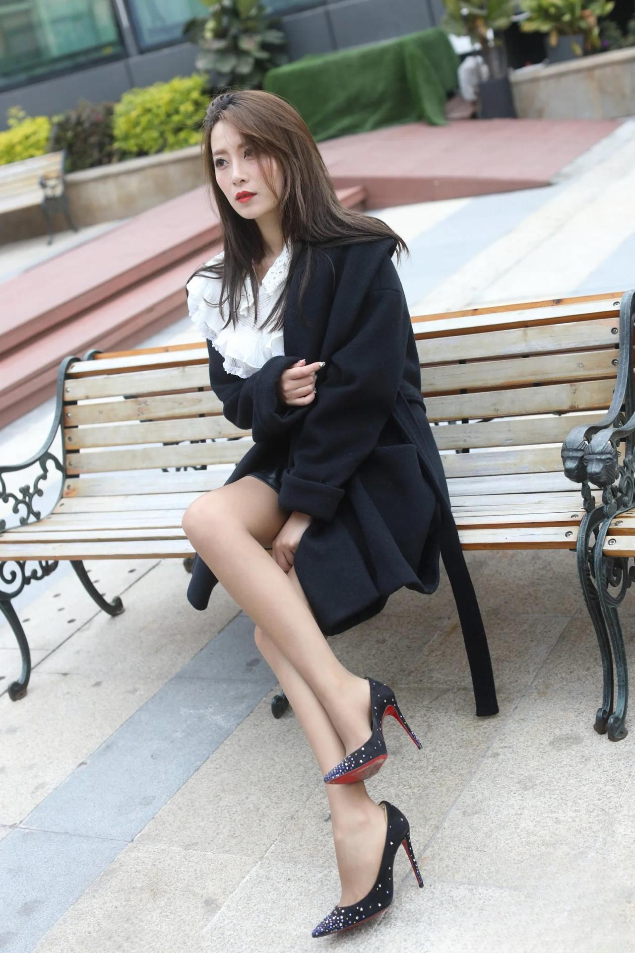 优雅黑大衣穿搭，秋冬必备单品！