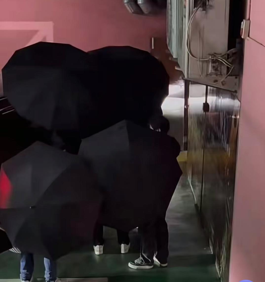 肖战团队这回的防护措施，

简直是天花板级别，

日常路透基本被彻底杜绝。

回