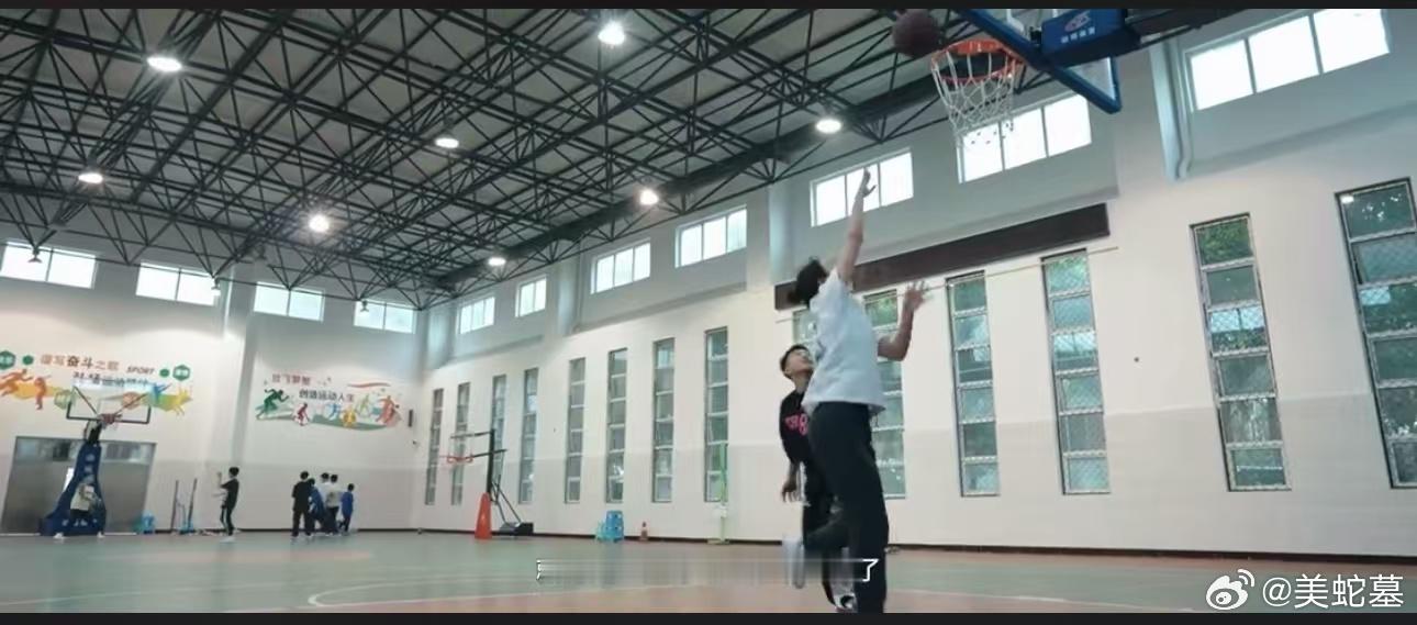 音乐老师教篮球看哭众人  篮球不只是游戏，是音乐老师给山区孩子的梦想种子，它在大