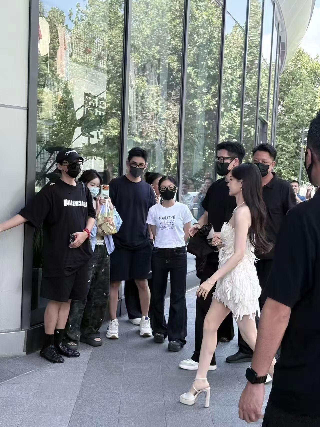 李一桐抹胸羽毛裙 李一桐一出现就被这套抹胸羽毛裙惊艳到，纯白配色干净高级，生图比
