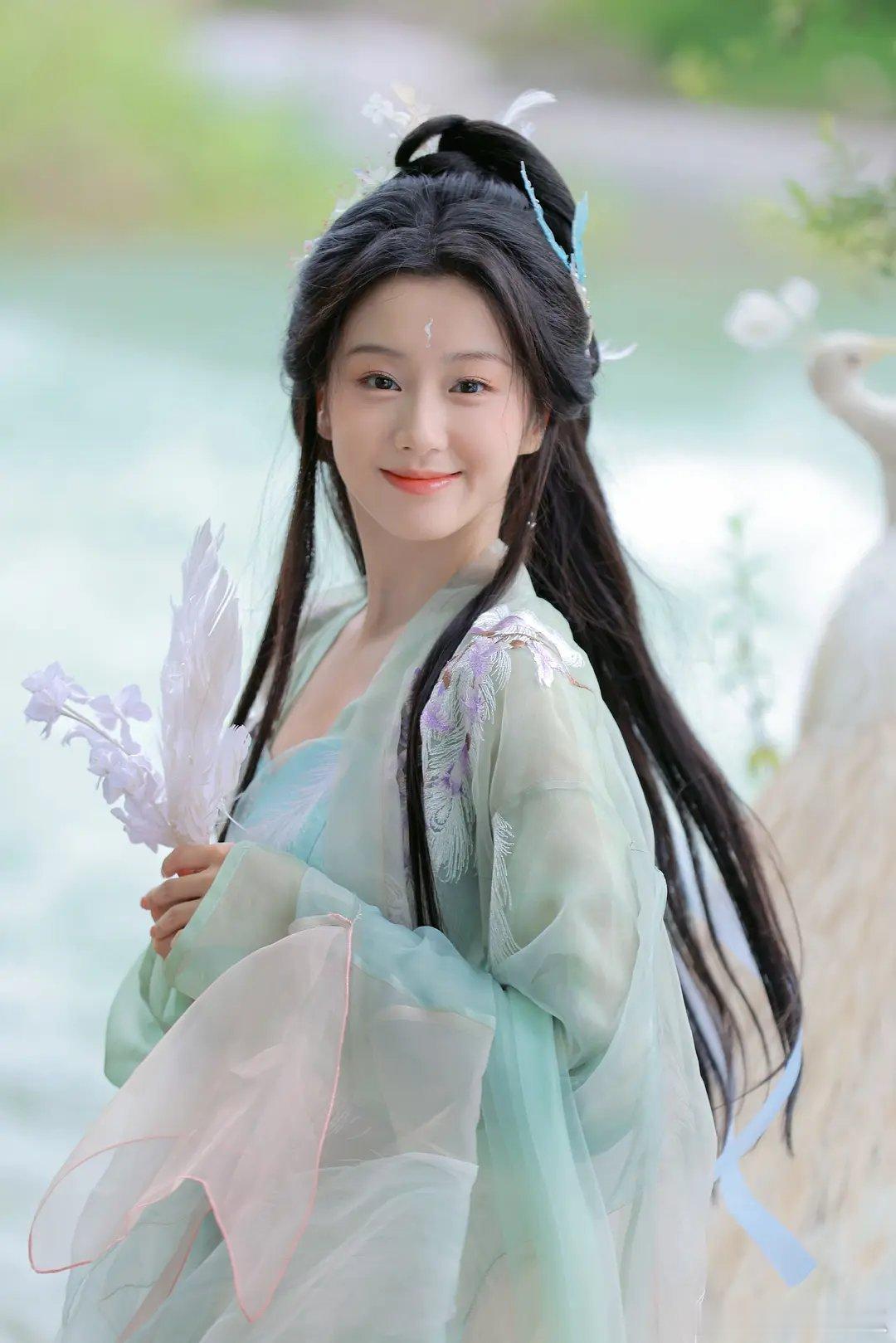 感觉包上恩的古装写真都还挺好看的，但是一旦进入了剧里面就还是差点儿意思 ​​​