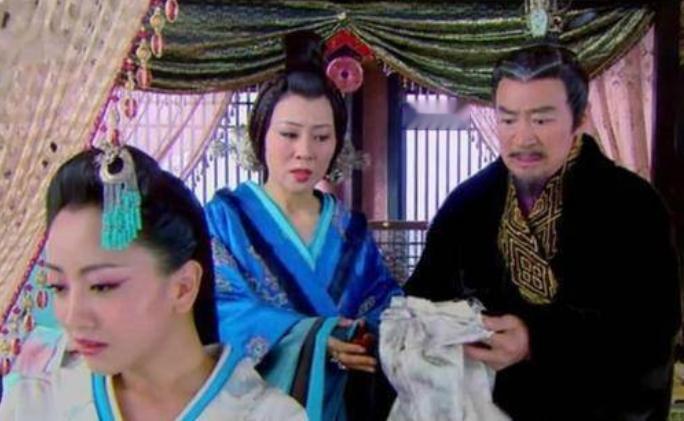 公元前66年，霍光被灭族，皇后霍成君抱着汉宣帝的腿哀求说:“陛下就看在父亲的面子