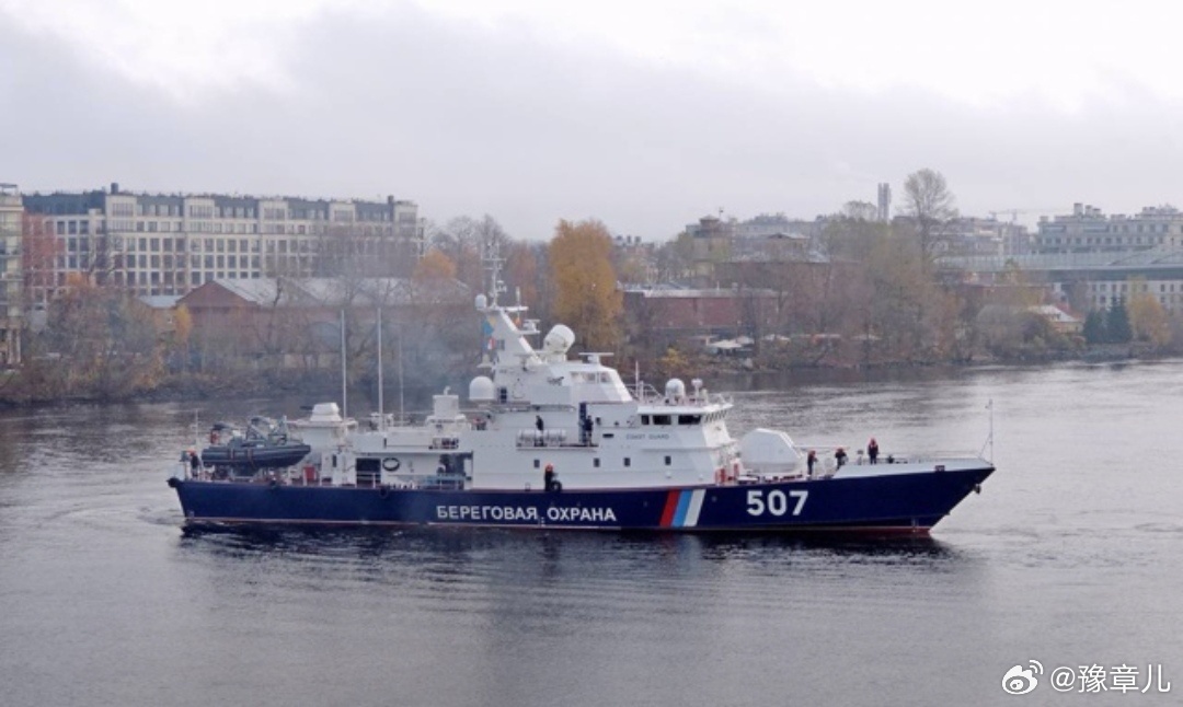 在俄罗斯联邦安全局海岸警卫队的 10410 级新边境巡逻舰上，升起了旗帜。 ​​