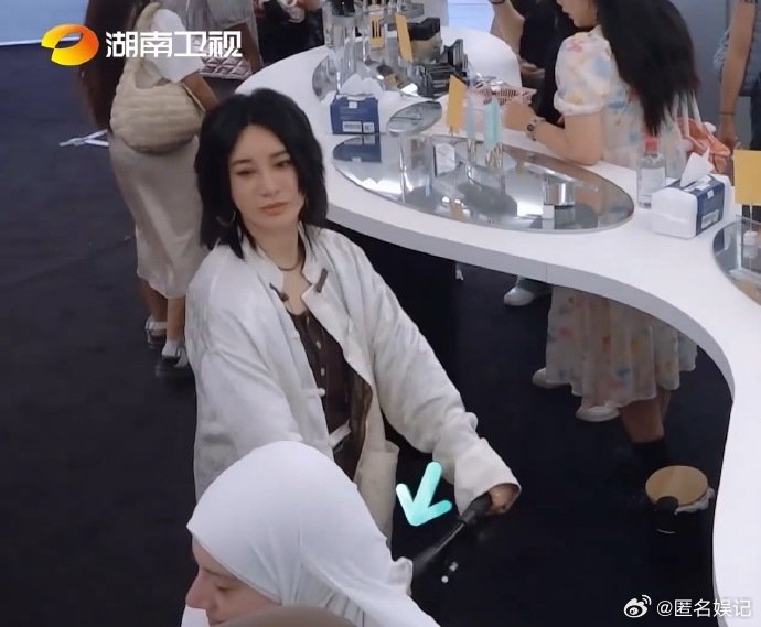 尚雯婕[超话]可给尚雯婕忙晕了尚雯婕这连轴转也太拼了，快闪刚结束立马赶回店里，心