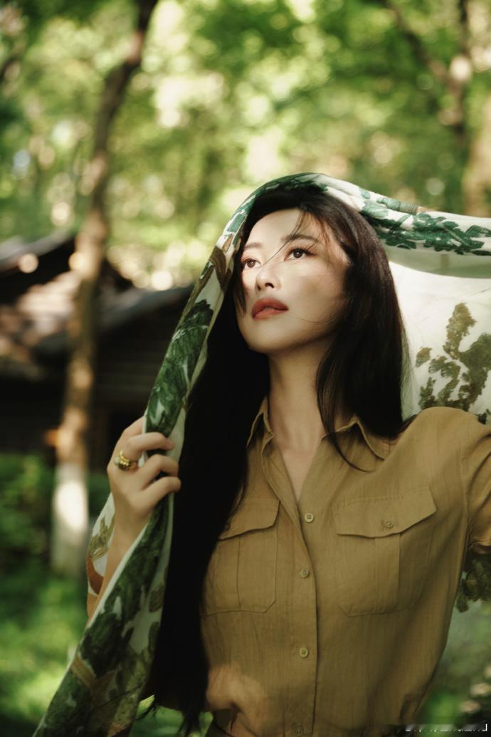 光影下的朱珠好美光落在朱珠脸上 谁懂啊，森林氛围感直接被朱珠拿捏住，柔和阳光洒在