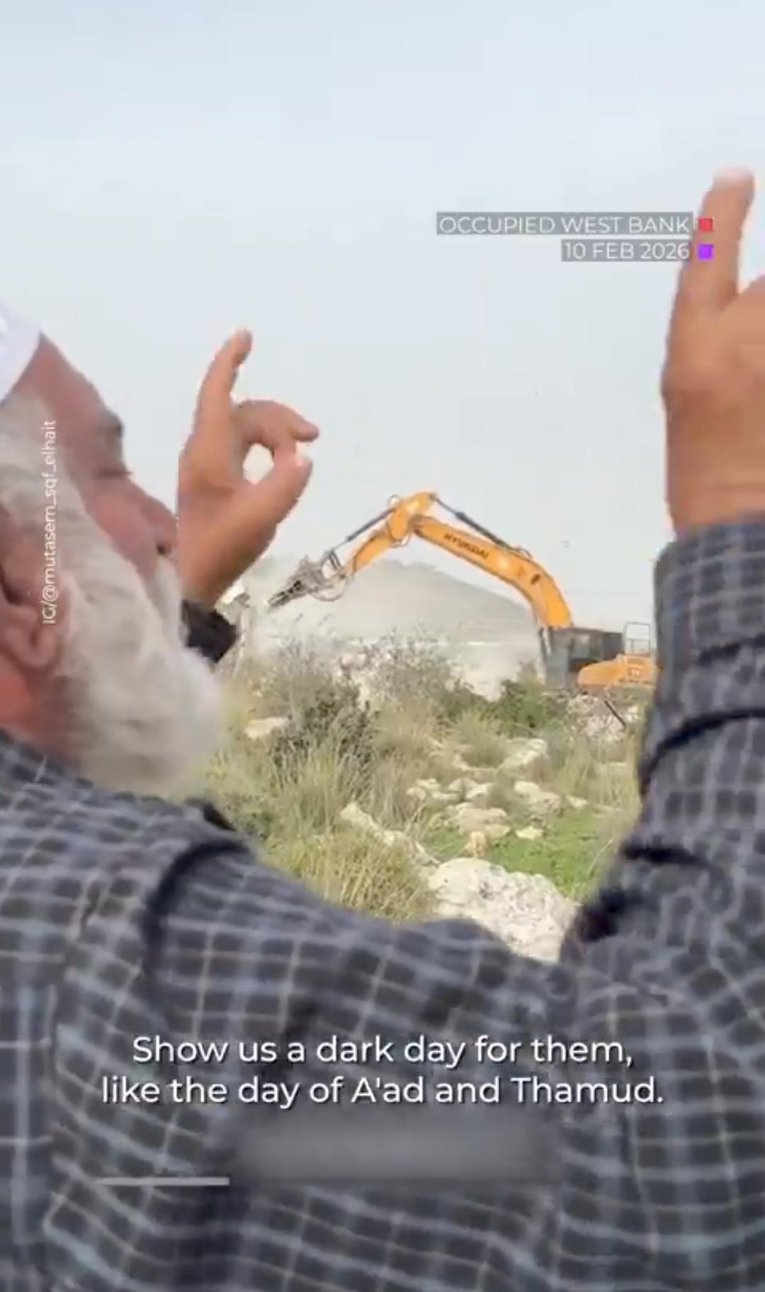 新闻快讯—— 在被占领的约旦河西岸拉姆安拉以西的舒克巴村，一名巴勒斯坦老人痛苦地