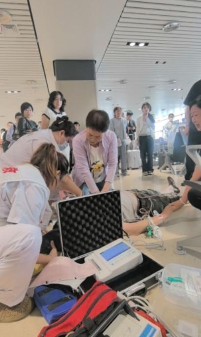 6月13日，哈尔滨，太平国际机场候机大厅，一名六七旬旅客猝然发病，身体瘫软，家属