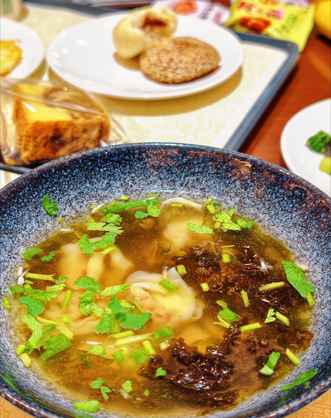 飞机延误，正好吃个早餐[doge]大家早啊据说武汉街头出现一架大飞机？？谁造的谣