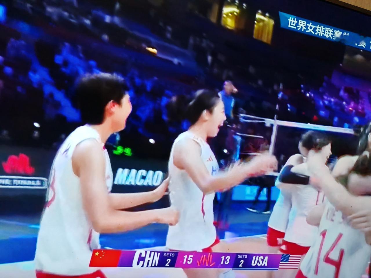 世界女排联赛总决赛，中国女排对阵美国女排，中国女排15：25，25：23，25：