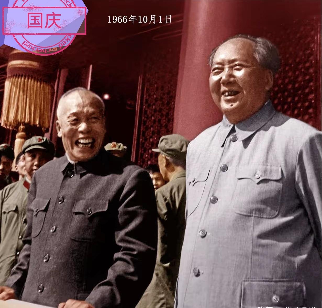 那是1966年的国庆，人民领袖毛主席与回归祖国的原国民党政府代总统李宗仁同登天安