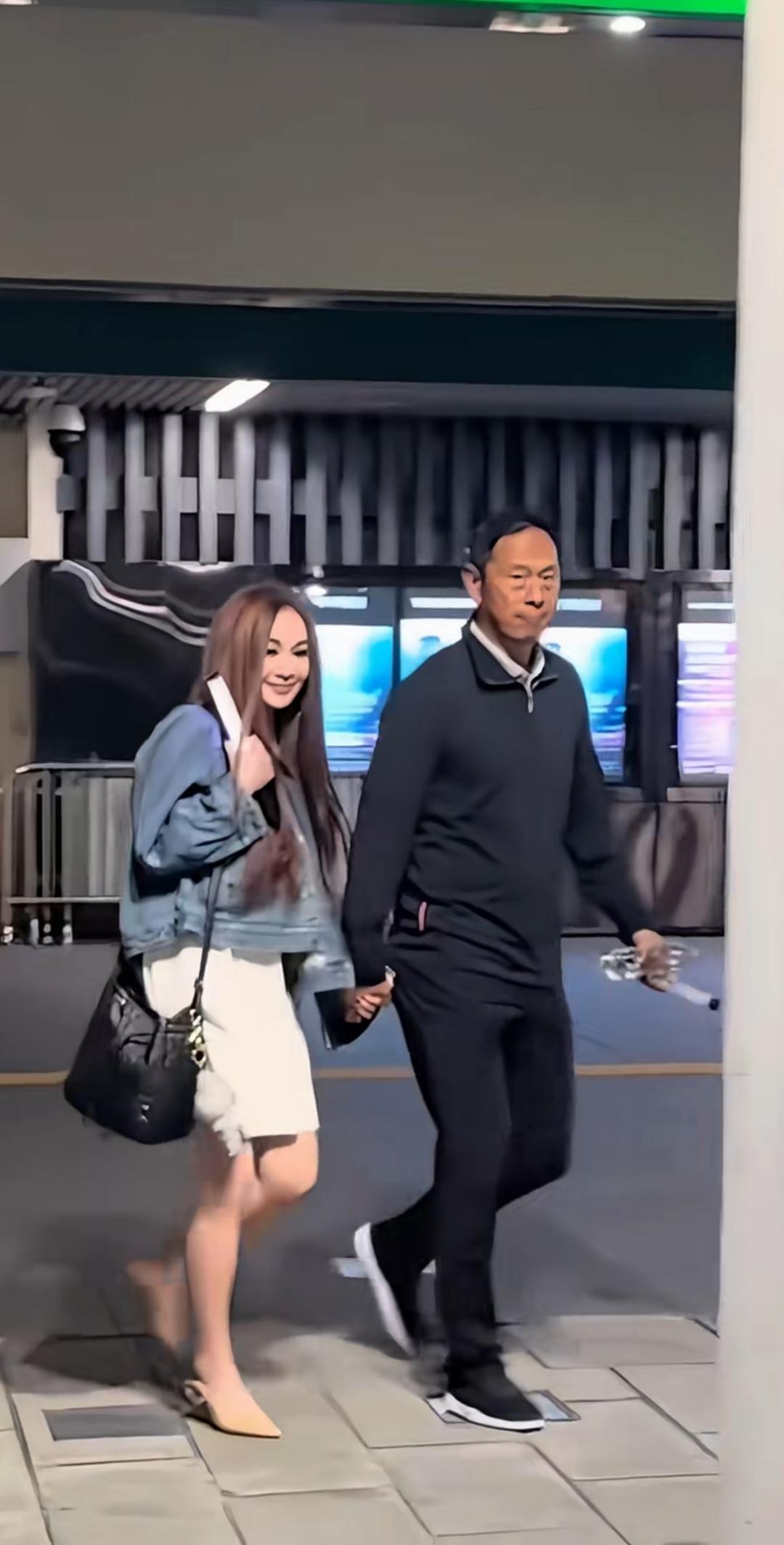 她，没露肩，减分了。