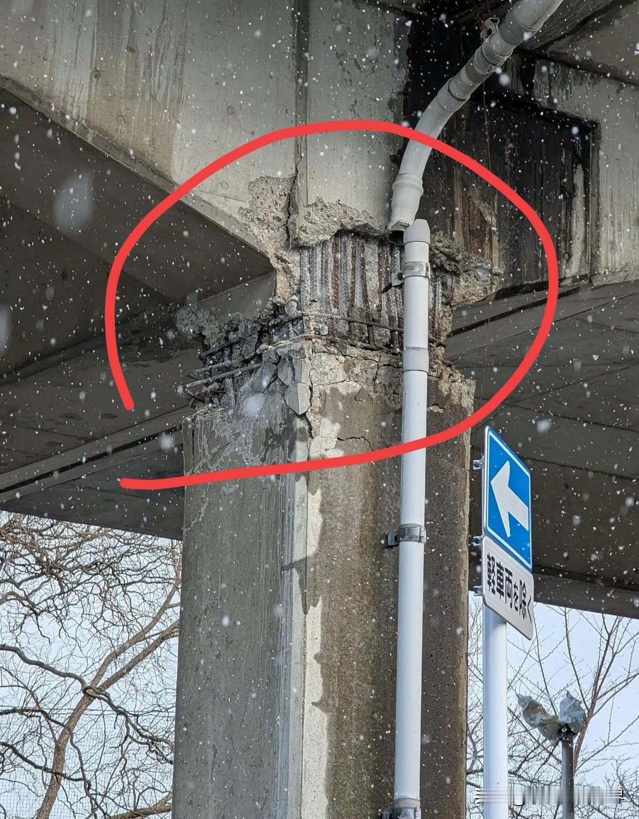 还能说什么？

这个是高铁大桥，上面跑的是高铁，小小的一场地动就给摇成了这样。