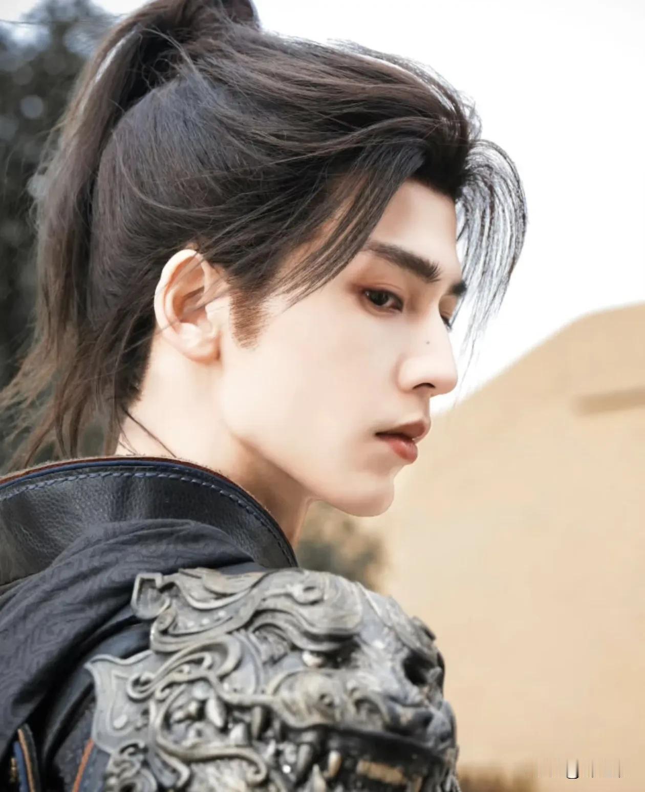 张凌赫本人面部线条没有图片上这么柔和，他真人线条很锋利，因为他很瘦。

我一直觉