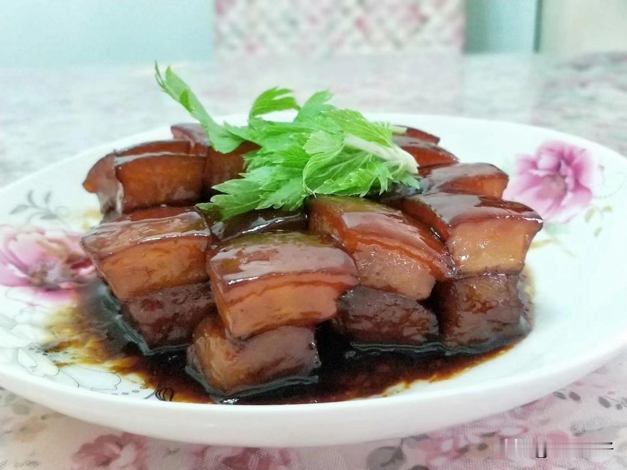 做红烧肉时，一般首选冰糖。为什么首选冰糖？
1. 色泽更红亮，不易翻车
2. 甜